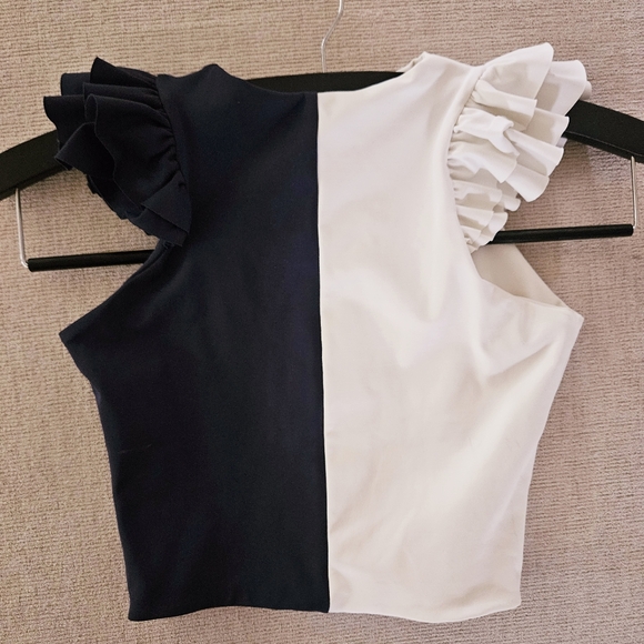 Port de bras Ruffle flutter tank top - Picture 4 of 4